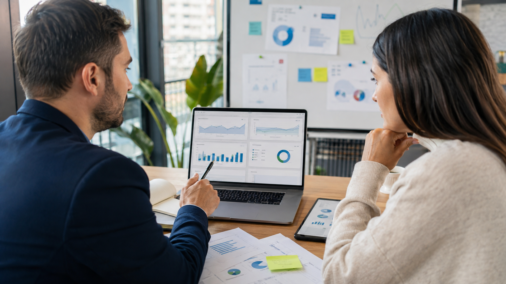 Specialist Google Ads și antreprenor român analizând pe laptop o campanie Search cu rapoarte AI Max, termeni de căutare și landing page-uri