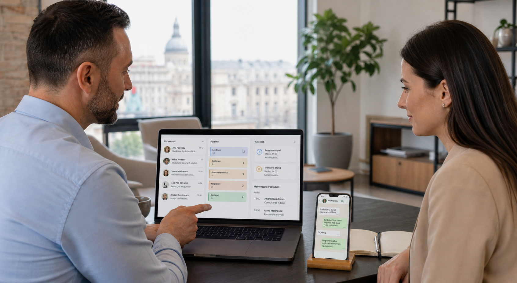 Antreprenor și consultant de marketing analizând pe laptop un dashboard cu conversații WhatsApp, pipeline CRM și remindere de programări într-un birou modern