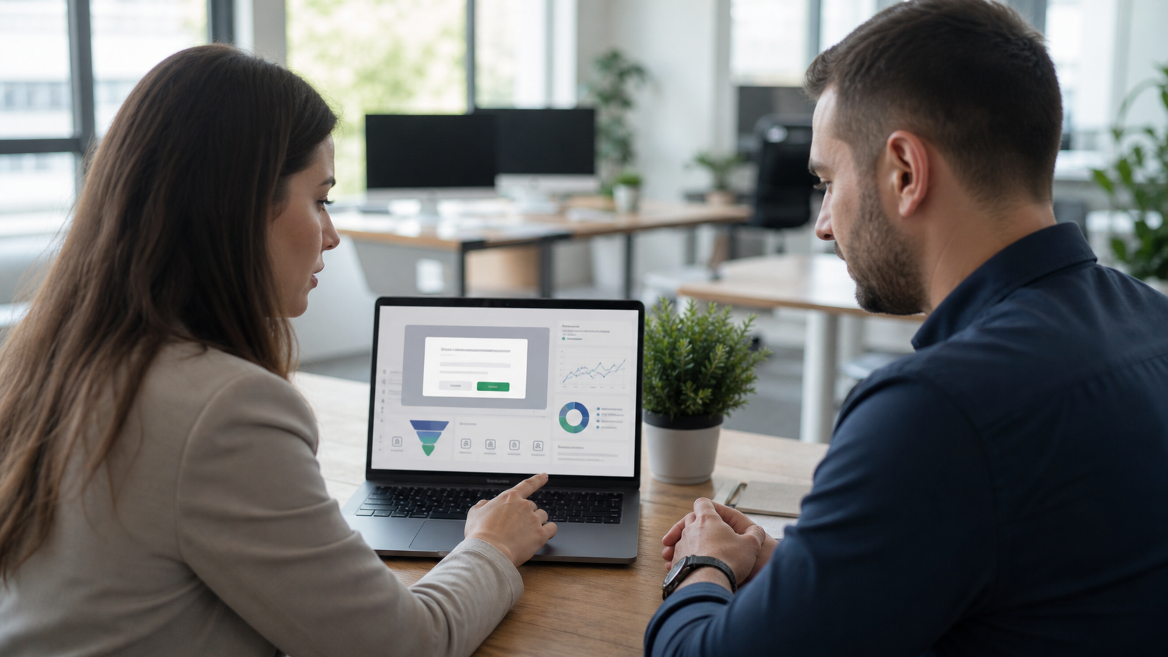 Consultant de marketing și antreprenor analizând pe laptop un flux de consimțământ, conversii și raportare GA4