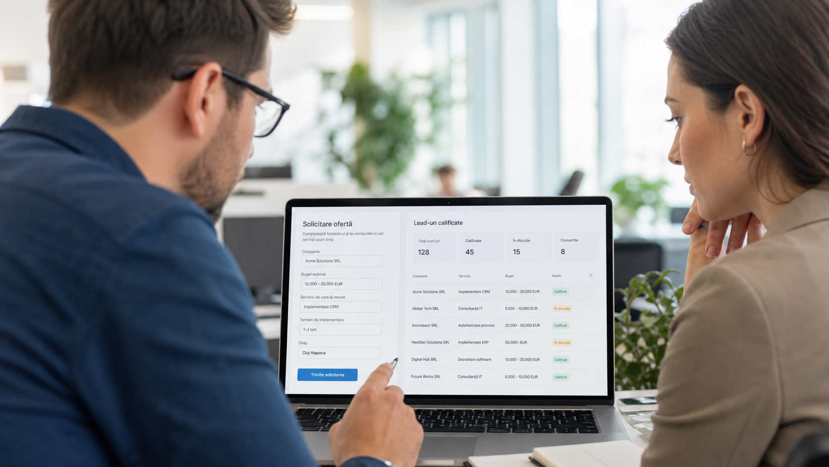 Manager de marketing și specialist de vânzări analizând pe laptop un formular de cerere de ofertă și un dashboard CRM cu leaduri calificate, într-un birou modern luminos