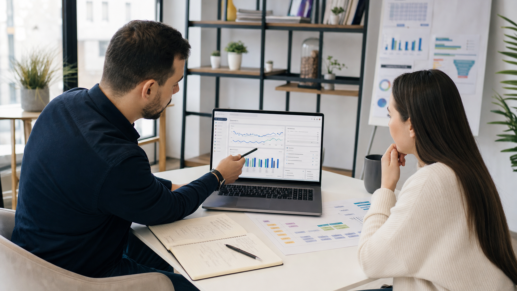 Specialist SEO și antreprenor analizând un dashboard Search Console generic într-un birou modern