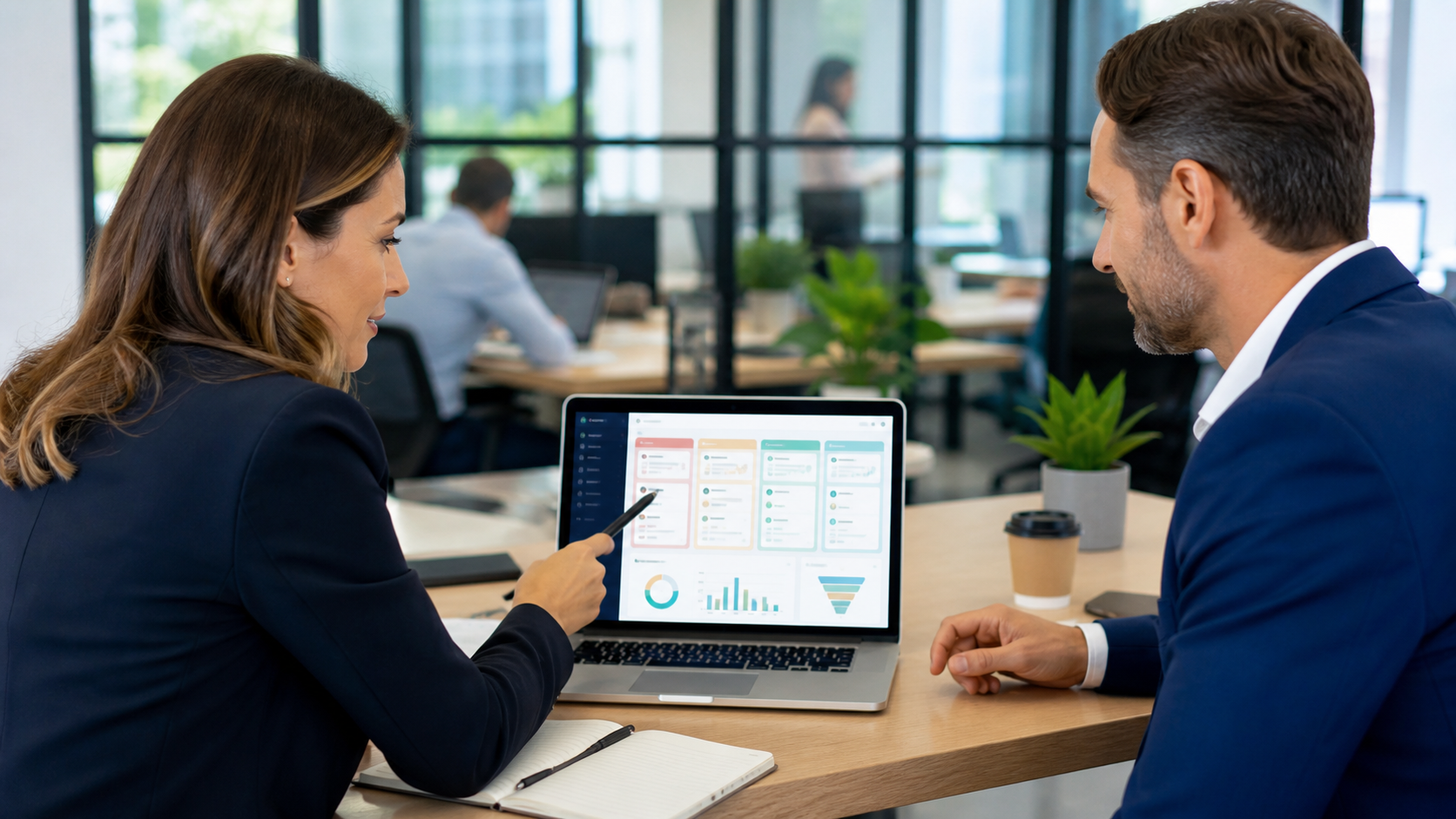 Consultant de marketing și manager de vânzări analizând într-un birou modern un dashboard generic de lead scoring cu leaduri prioritizate pe laptop