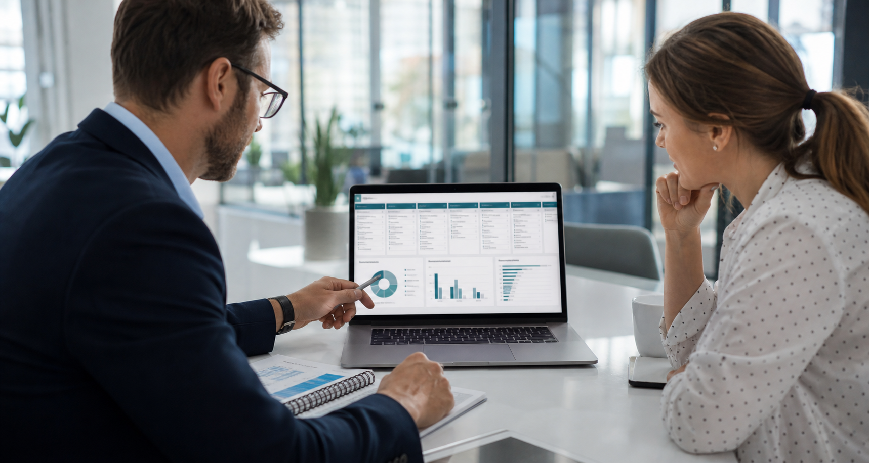 Manager comercial și specialist de marketing analizând într-un birou modern un dashboard CRM cu oportunități pierdute, motive de closed lost și etape de pipeline pe un laptop