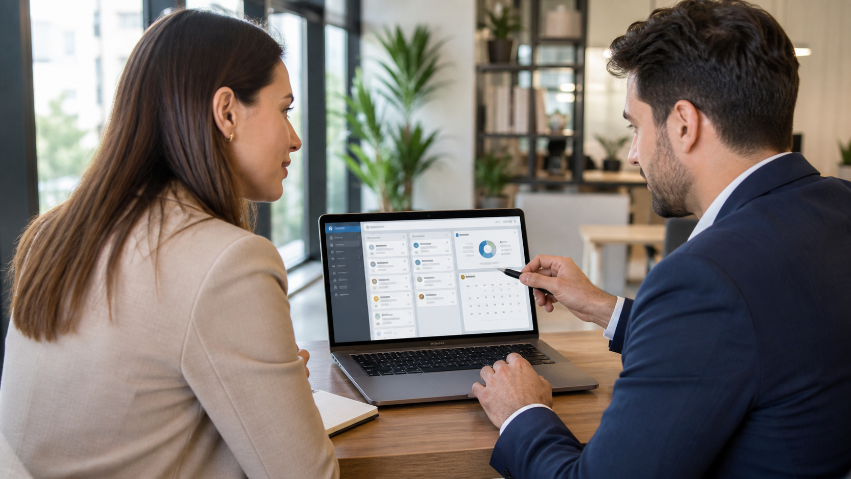 Două persoane dintr-o echipă de marketing și vânzări analizează pe laptop un CRM generic cu taskuri de follow-up, apeluri programate și activități următoare într-un birou modern luminos
